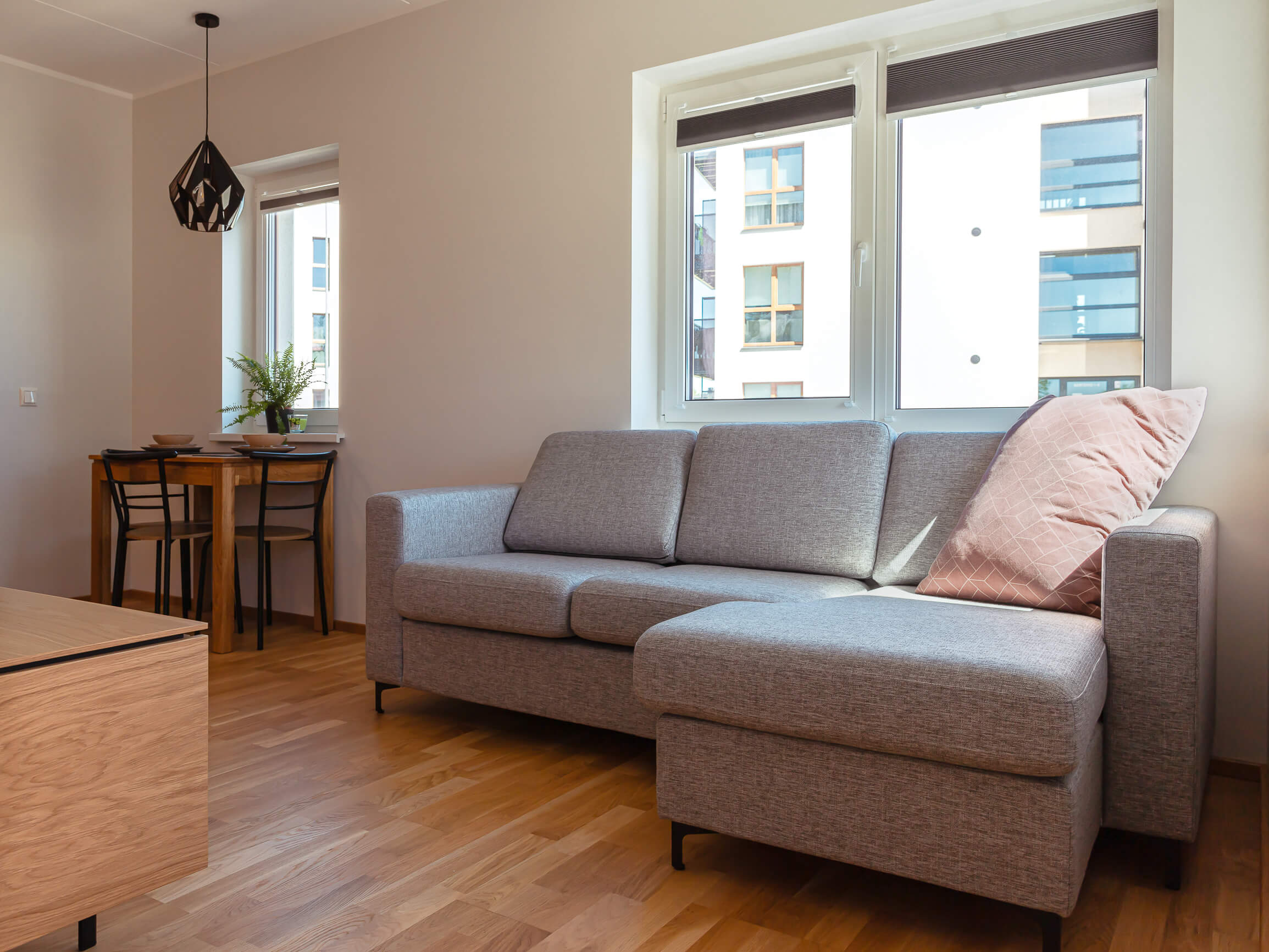 Kvaliteetne elutoafoto - valgusküllane ja avar